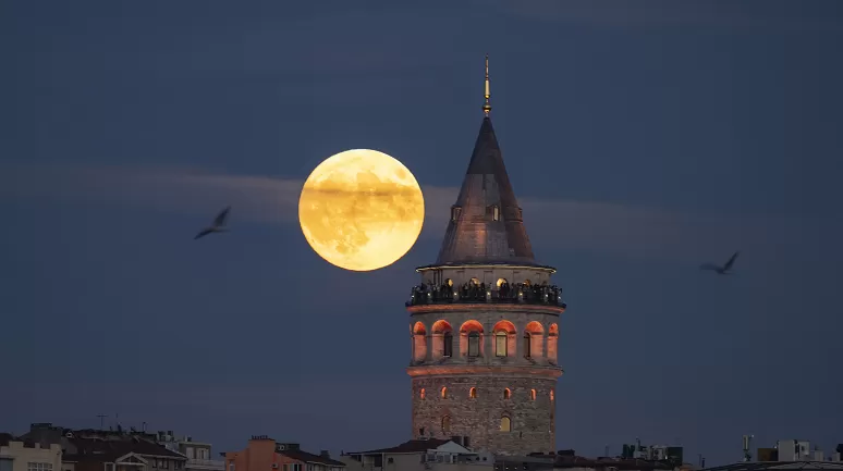 İstanbul'da dolunayın büyüleyici manzarası yarımadayı aydınlattı