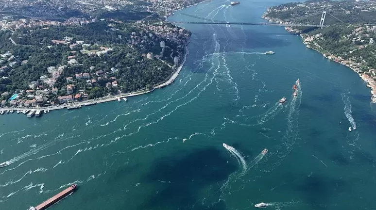 İstanbul Boğazı gemi trafiği çift yönlü olarak askıya alındı