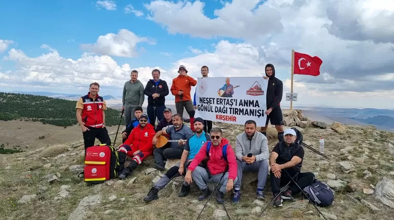 Kırşehirli dağcılar Neşet Ertaş'ı Gönül Dağı'nda andı