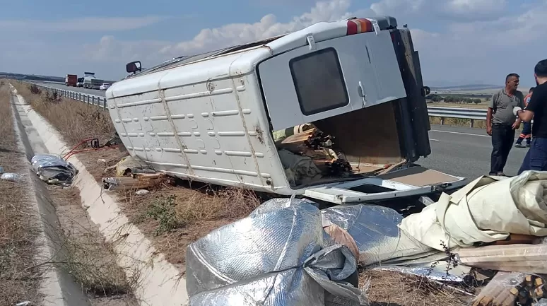 Aksaray'da lastiği patlayan minibüs, bariyere çarpıp devrildi; sürücü öldü