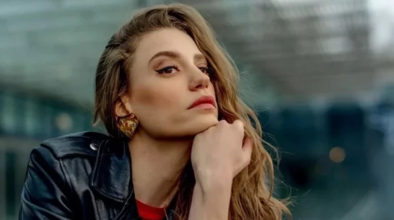 Serenay Sarıkaya Altın Koza'da nefes kesti! Yeni tarzı çok konuşuldu