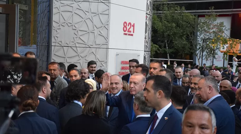 Cumhurbaşkanı Erdoğan Türkevi'nin önünde yoğun ilgiyle karşılandı