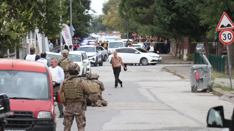 Sakarya'da vahşet: Eski polis, sevgilisini boğazından defalarca bıçakladı