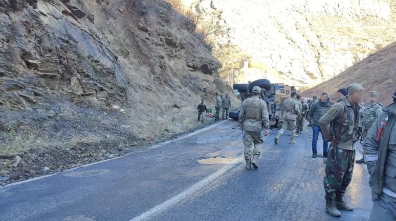 Şırnak'ta askeri araç devrildi: 2 yaralı