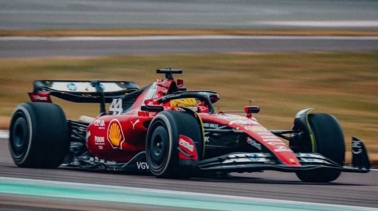 Lewis Hamilton Ferrari ile ilk test sürüşüne çıktı