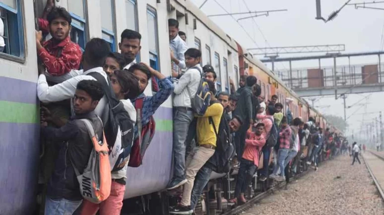 Hindistan’da tren yolculara çarptı: Çok sayıda ölü ve yaralı var