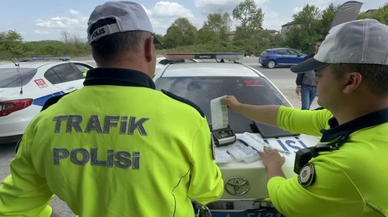 Düzce'de sıkı denetim: 4 bin 895 araç trafikten men edildi