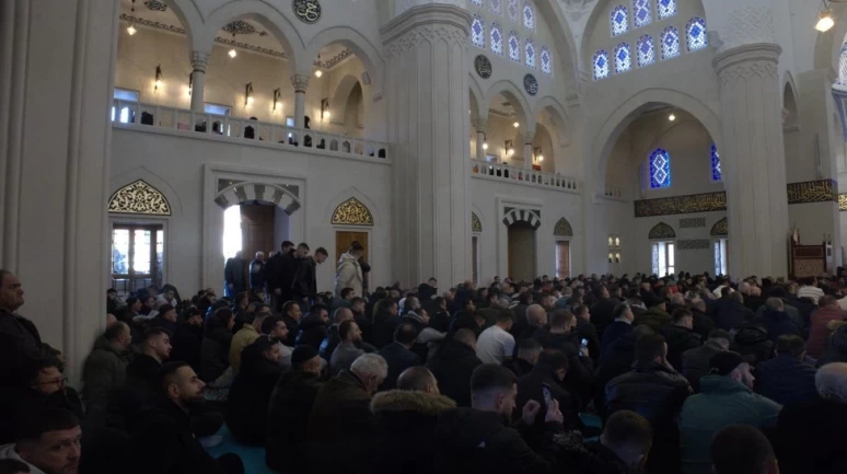 Tiran Namazgah Camii'ne ziyaretçi akını