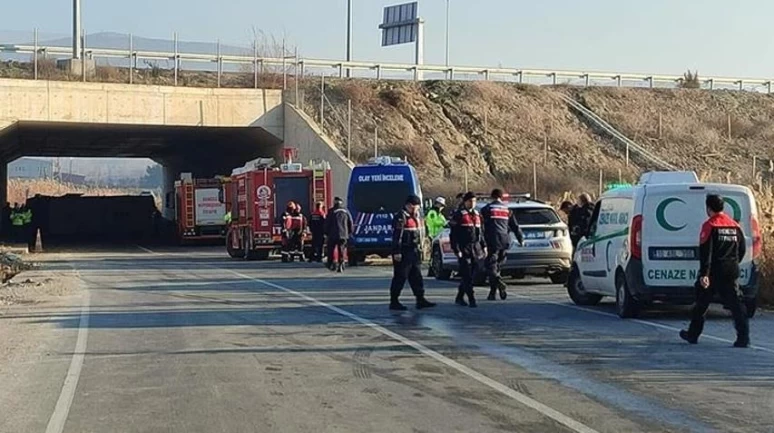 Denizli'de işçileri taşıyan midibüs devrildi