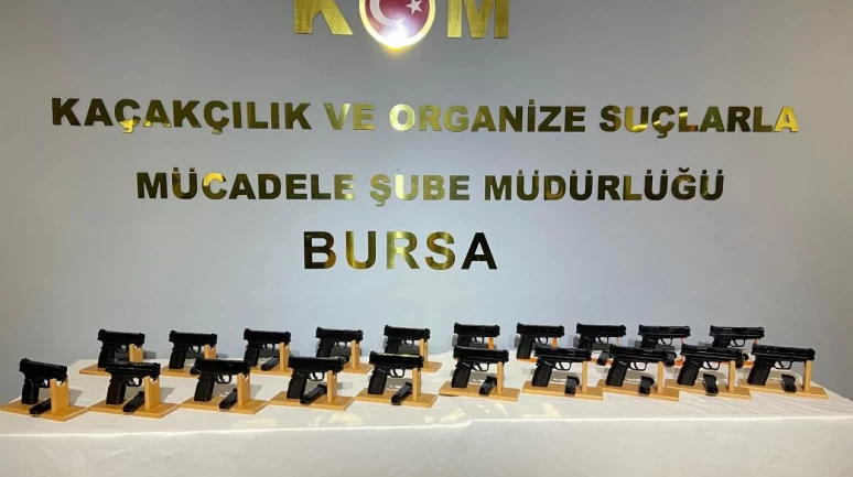 Bursa'da şüpheli araçta yapılan arama sonucunda 20 adet ruhsatsız tabanca bulundu