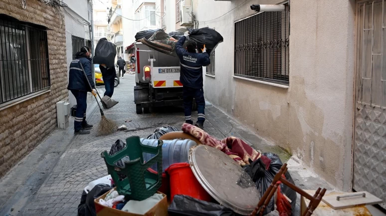 Kuşadası'nda bir evden 4 kamyon çöp çıktı!