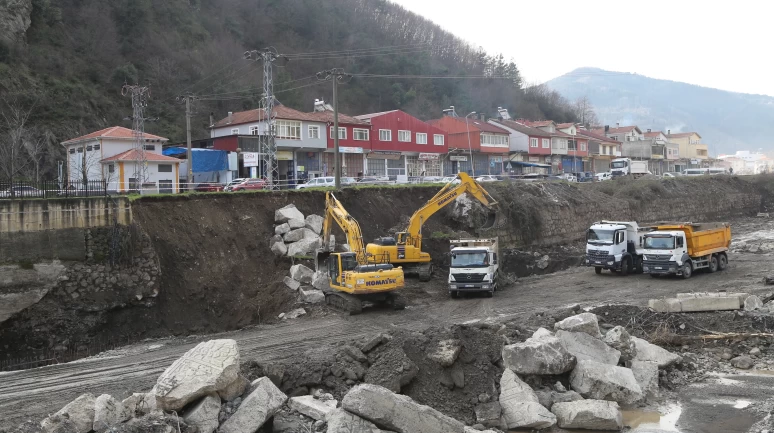 Kastamonu'da, İnebolu Çayı'ndaki çalışma sırasında istinat duvarı çöktü