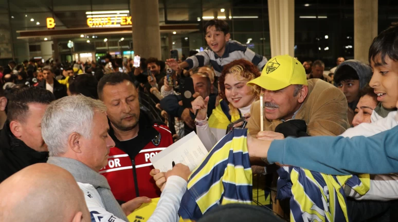 Fenerbahçe taraftarlarından Adana'da coşkulu karşılama