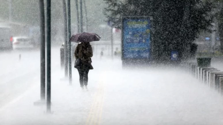 Hava soğuyor: Kuzeybatıda sağanak, iç kesimlerde kar alarmı!