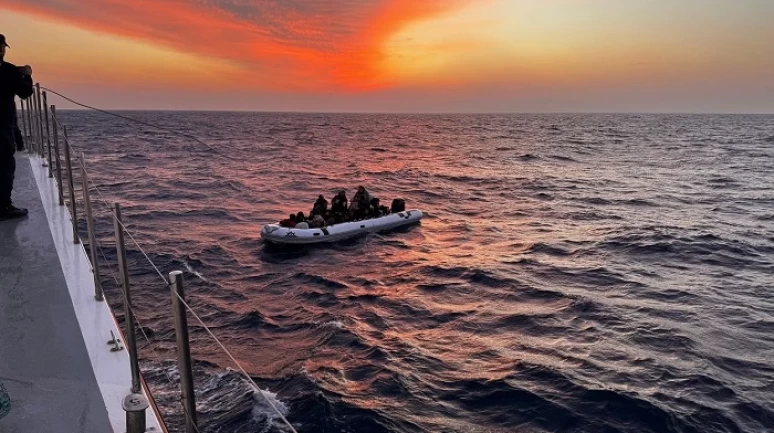 İzmir açıklarında 33 göçmen kurtarıldı