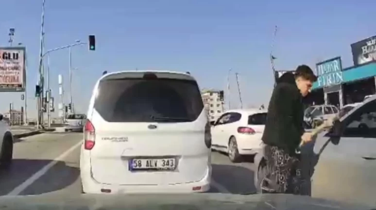 Trafikte beyzbol sopalı saldırı kamerada