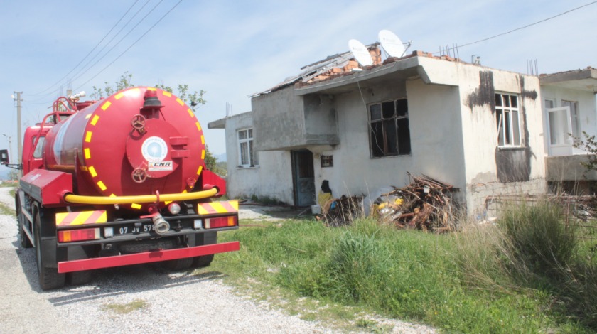 Yanan evden komşusu tarafından çıkarıldı