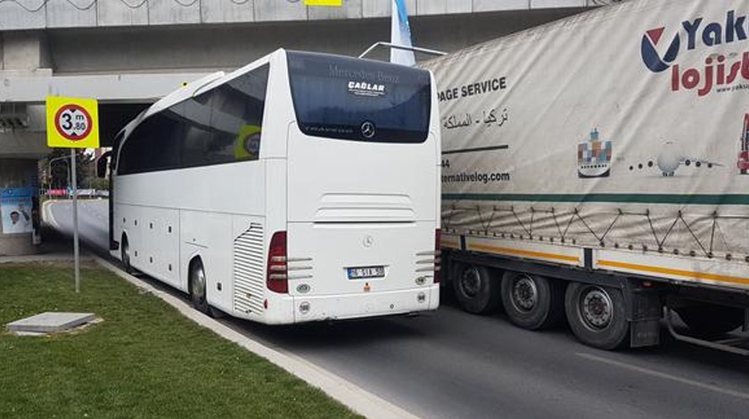 Bakırköy'de TIR ve otobüs üst geçide sıkıştı