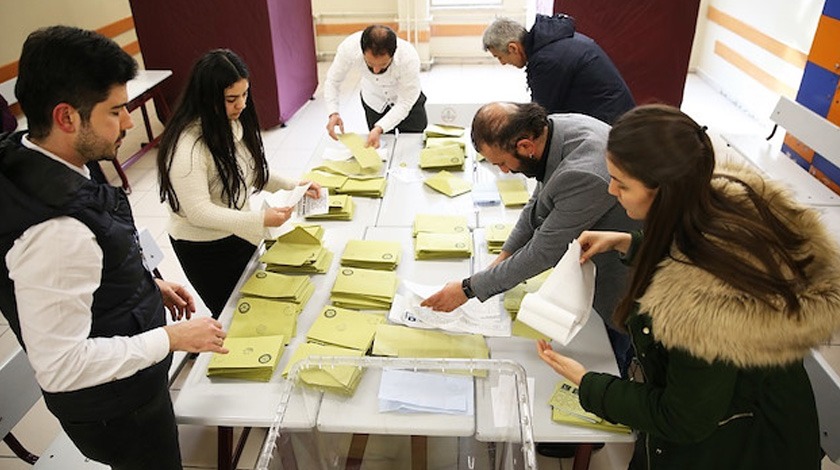 İstanbul'da oyların yeniden sayımı durduruldu