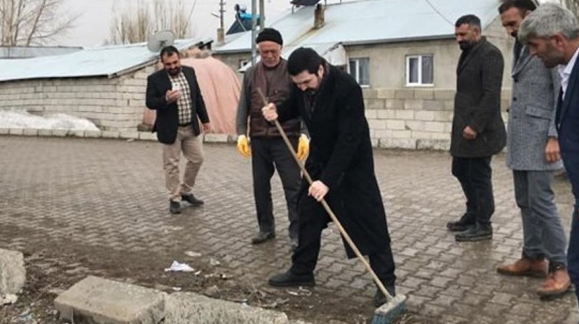 Yeni başkan süpürgeyi eline aldı, sokakları temizledi