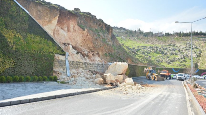 Mardin'de heyelan! Yol trafiğe kapandı