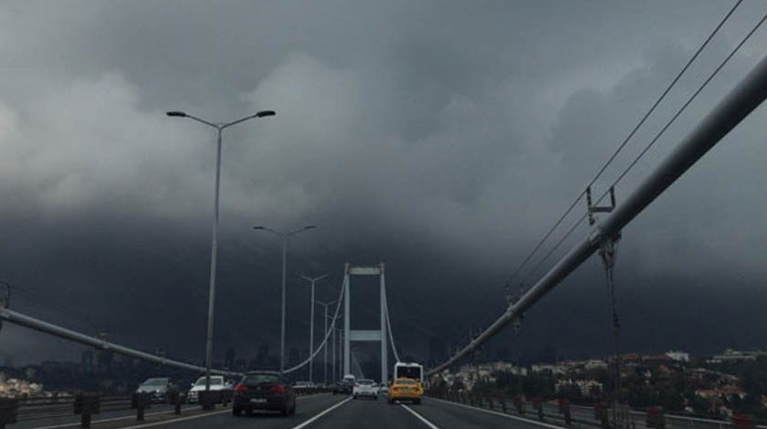 İstanbul'daki kara bulutlar köprüden fotoğraflandı
