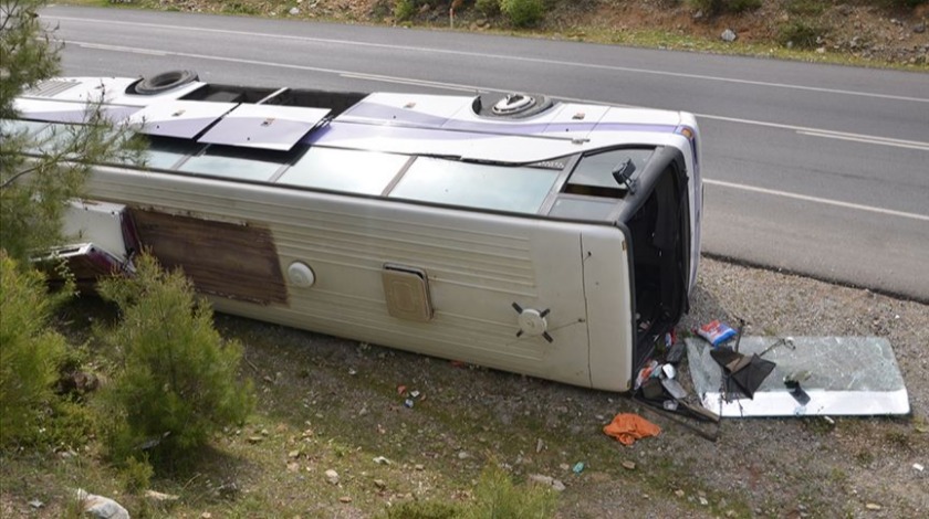 Antalya'da yolcu otobüsü devrildi! Ölü ve yaralılar var