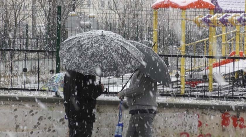 Ardahan'da yoğun kar yağışı ve tipi: Araçlar yolda mahsur kaldı