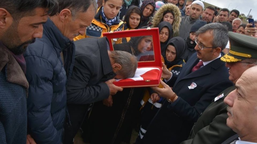 Şehit babasına Kırıkkale Valisi’nden Türk bayrağı