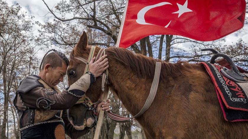 Kırgız Türkleri geleneklerini devam ettiriyor