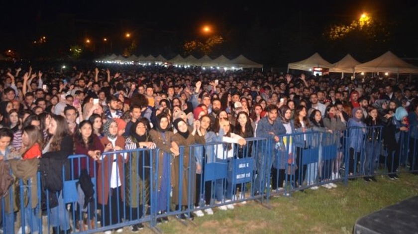 Ünlü şarkıcının konserinde büyük şok! Yalvardı...