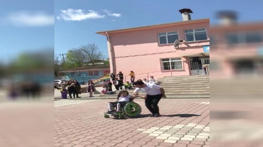 Öğretmenin engelli öğrencisiyle dansı büyük ilgi gördü