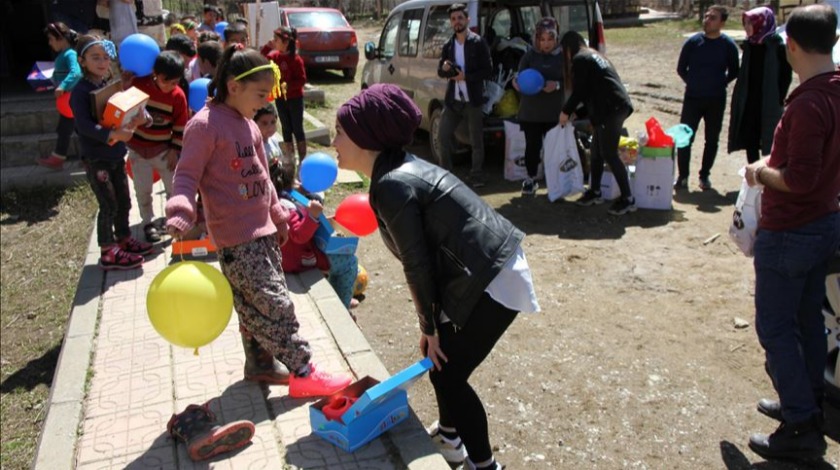 Bitlis'te çocukların 'içini ısıtan' yardım