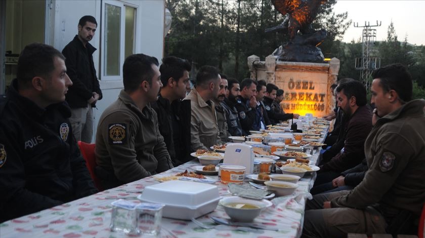 'Huzurun bekçileri' görev yerlerinde sırayla iftar yapıyor