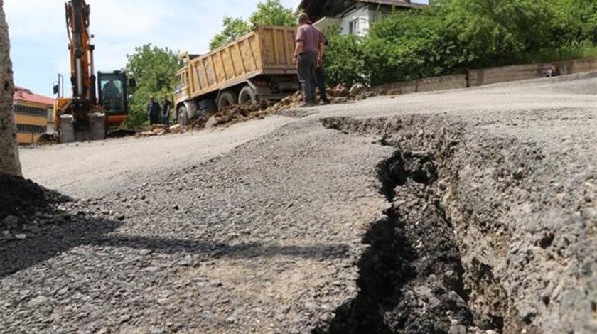 Korkutan görüntü! Yol yarıldı, sitede oturanlar tedirgin