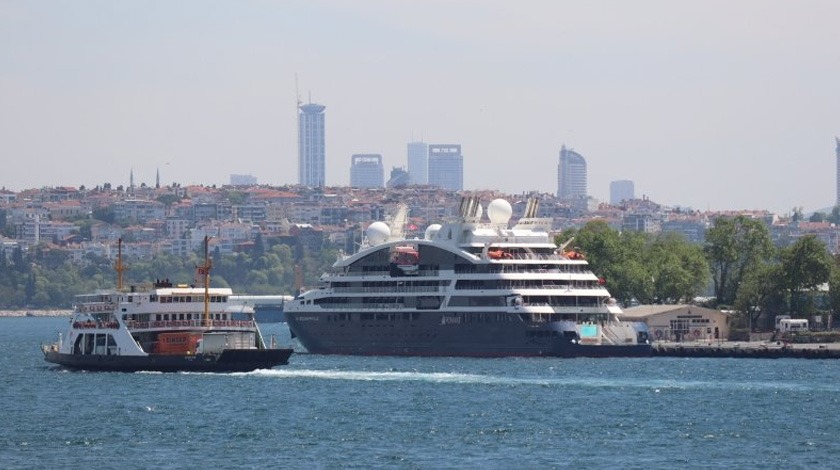 İlk seferine çıktı! Lüks yolcu gemisi İstanbul'a demirledi