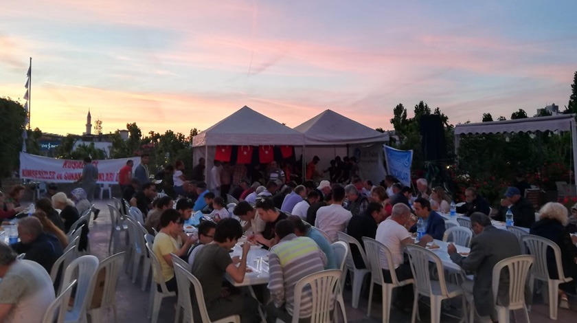 Kuşadası’nda Ülkü Ocakları’ndan her gece iftar yemeği