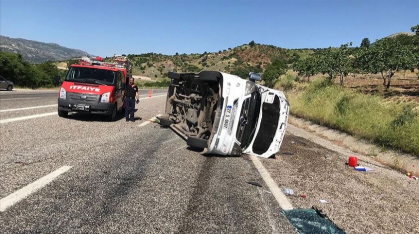 Sınava giden öğrencileri taşıyan minibüs kaza yaptı: Yaralılar var