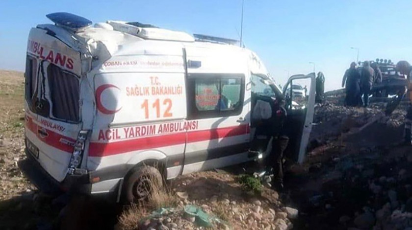 Kayseri'de ambulans devrildi! Yaralılar var