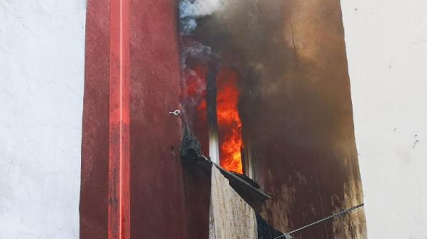 İstanbul'da can pazarı! 3 çocuğunu atıp ikinci kattan atladı!