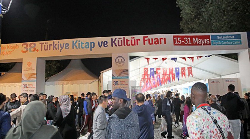 CHP adayının  izin vermediği kitap fuarına İstanbullular akın ediyor