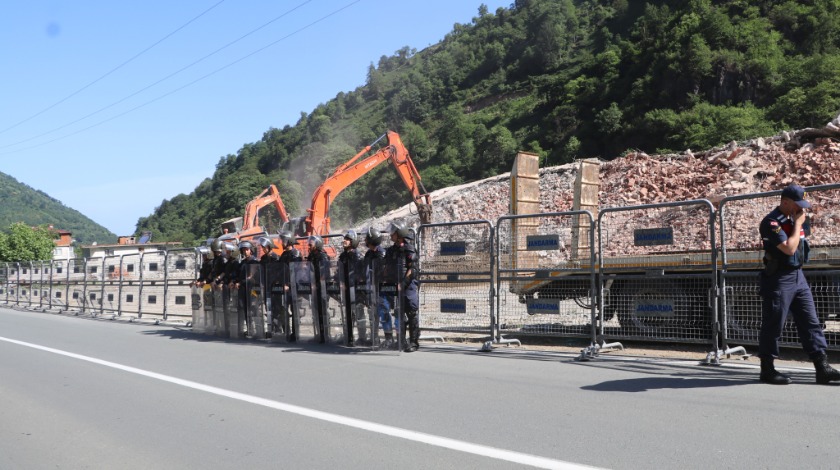 Fırtına Vadisi'nde kaçak yapıların yıkımına başlandı