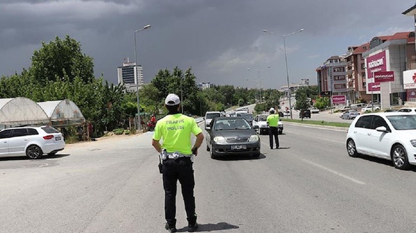 Trafikte makas atan sürücüye sedyede ceza