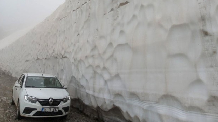 Haziran ayında şaşırtan görüntü! 8 metre kar yağdı