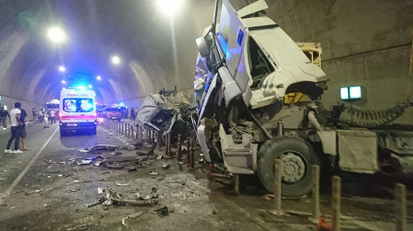 İstanbul'da feci kaza! Tünel savaş alanına döndü