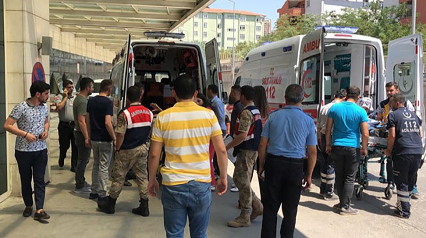 Siirt'te zırhlı aracın geçişi sırasında patlama: 2 asker yaralı