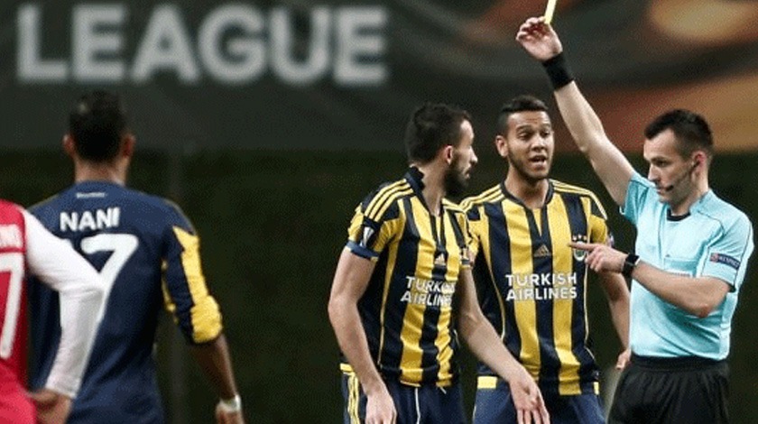 Fener'i doğrayan hakemi dövdüler!