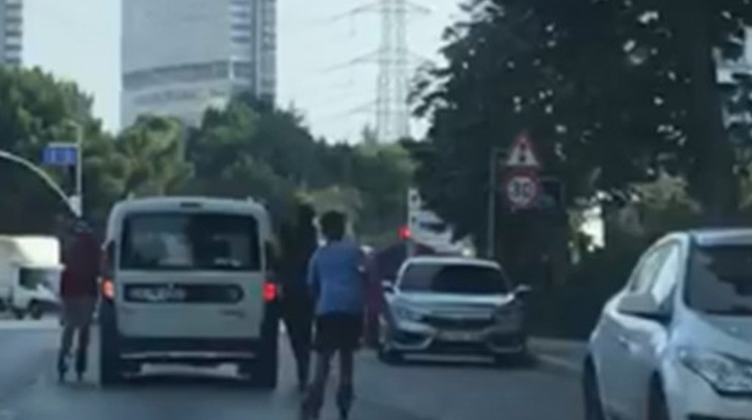 Trafikte tehlikeli anlar! Canlarını hiçe saydılar