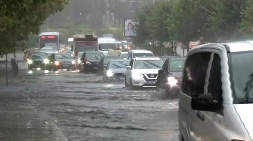 Sağanak İstanbul'u felç etti! Yollar kapandı