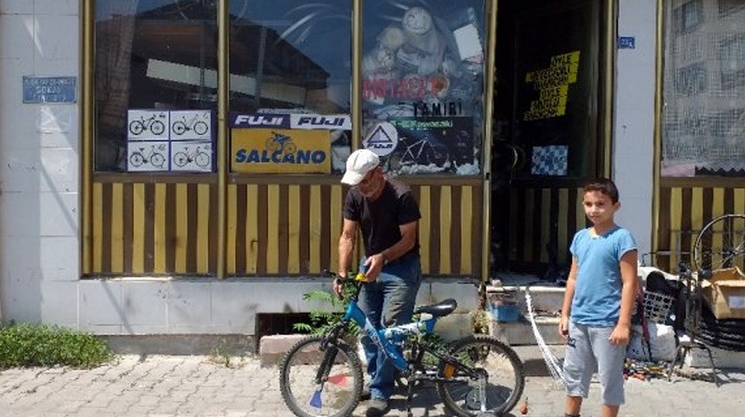 Dükkanı var ama sokakta çalışıyor! Sebebi ilginç